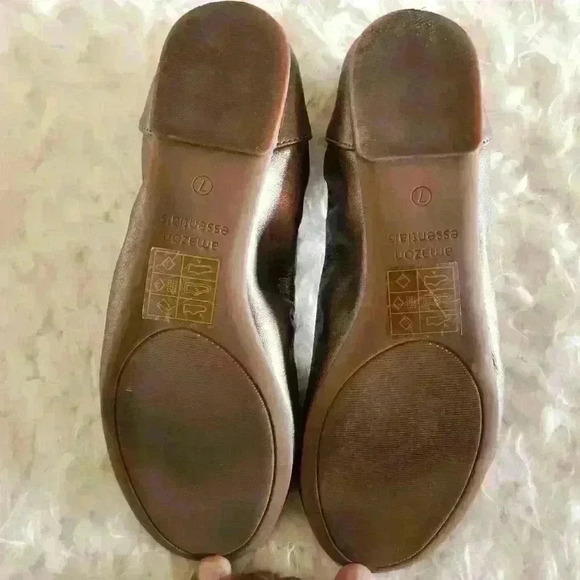 Essentials Women's Flat - Picture 7 of 7